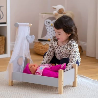 MyToys ORIGINALS Holz Puppenbett, Grau Mit Bettwäsche 4 MyToys ORIGINALS Holz Puppenbett, Grau Mit Bettwäsche – Bild 2