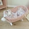 TinaForKids Puppenwiege Aus Weiden Mit Bettwäscheset, Puppenbett Altrosa/Weiß -Kinderspielzeugladen 29721269 01