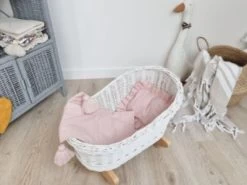 TinaForKids Puppenwiege Aus Weiden Mit Bettwäscheset, Puppenbett Weiß/Rosa -Kinderspielzeugladen 29721283 03