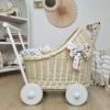 TinaForKids Puppenwagen Mit Bettwäscheset Aus Weiden Und Holz, Natur/Weiß -Kinderspielzeugladen 29721287 01
