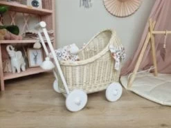 TinaForKids Puppenwagen Mit Bettwäscheset Aus Weiden Und Holz, Natur/Weiß -Kinderspielzeugladen 29721287 02