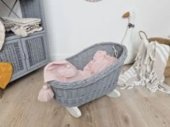 TinaForKids Puppenwiege Aus Weiden Mit Bettwäscheset, Puppenbett Grau/Rosa