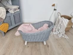 TinaForKids Puppenwiege Aus Weiden Mit Bettwäscheset, Puppenbett Grau/Rosa -Kinderspielzeugladen 29721289 03