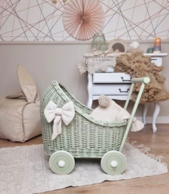 TinaForKids Puppenwagen Mit Bettwäscheset Aus Weiden Und Holz, Grün/Beige 3 TinaForKids Puppenwagen Mit Bettwäscheset Aus Weiden Und Holz, Grün/Beige
