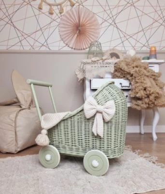 TinaForKids Puppenwagen Mit Bettwäscheset Aus Weiden Und Holz, Grün/Beige 4 TinaForKids Puppenwagen Mit Bettwäscheset Aus Weiden Und Holz, Grün/Beige – Bild 2