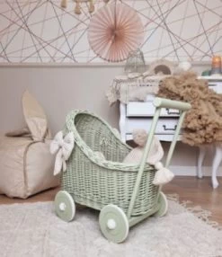 TinaForKids Puppenwagen Mit Bettwäscheset Aus Weiden Und Holz, Grün/Beige 10 TinaForKids Puppenwagen Mit Bettwäscheset Aus Weiden Und Holz, Grün/Beige -Kinderspielzeugladen 29721291 03