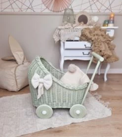 TinaForKids Puppenwagen Mit Bettwäscheset Aus Weiden Und Holz, Grün/Beige 11 TinaForKids Puppenwagen Mit Bettwäscheset Aus Weiden Und Holz, Grün/Beige -Kinderspielzeugladen 29721291 04