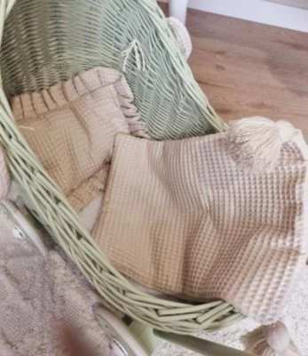 TinaForKids Puppenwagen Mit Bettwäscheset Aus Weiden Und Holz, Grün/Beige 8 TinaForKids Puppenwagen Mit Bettwäscheset Aus Weiden Und Holz, Grün/Beige – Bild 6