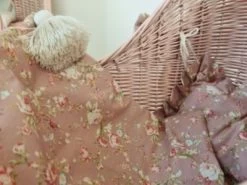 TinaForKids Puppenwagen Mit Bettwäscheset Aus Weiden Und Holz, Altrosa/Natur -Kinderspielzeugladen 29721295 03