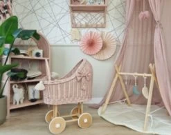 TinaForKids Puppenwagen Mit Bettwäscheset Aus Weiden Und Holz, Altrosa/Natur -Kinderspielzeugladen 29721295 04