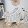 TinaForKids Puppenwagen Mit Bettwäscheset Aus Weiden Und Holz, Weiß/Natur -Kinderspielzeugladen 29721305 01