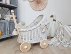 TinaForKids Puppenwagen Mit Bettwäscheset Aus Weiden Und Holz, Weiß/Natur