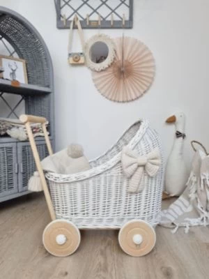 TinaForKids Puppenwagen Mit Bettwäscheset Aus Weiden Und Holz, Weiß/Natur 4 TinaForKids Puppenwagen Mit Bettwäscheset Aus Weiden Und Holz, Weiß/Natur – Bild 2