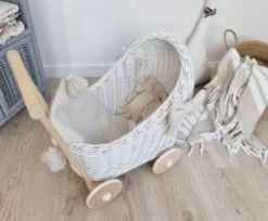 TinaForKids Puppenwagen Mit Bettwäscheset Aus Weiden Und Holz, Weiß/Natur 10 TinaForKids Puppenwagen Mit Bettwäscheset Aus Weiden Und Holz, Weiß/Natur -Kinderspielzeugladen 29721305 03