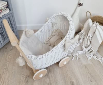 TinaForKids Puppenwagen Mit Bettwäscheset Aus Weiden Und Holz, Weiß/Natur 5 TinaForKids Puppenwagen Mit Bettwäscheset Aus Weiden Und Holz, Weiß/Natur – Bild 3