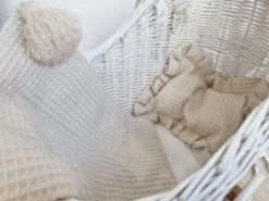 TinaForKids Puppenwagen Mit Bettwäscheset Aus Weiden Und Holz, Weiß/Natur 11 TinaForKids Puppenwagen Mit Bettwäscheset Aus Weiden Und Holz, Weiß/Natur -Kinderspielzeugladen 29721305 04